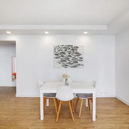 Moderno E Renovado T2 * Quarteira
